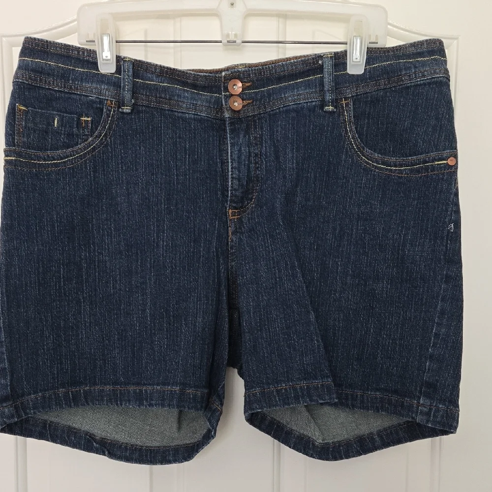 Lee Women’s Plus Size 18W Dark Wash Stretch Denim Shorts NWOT - Picture 1 of 8